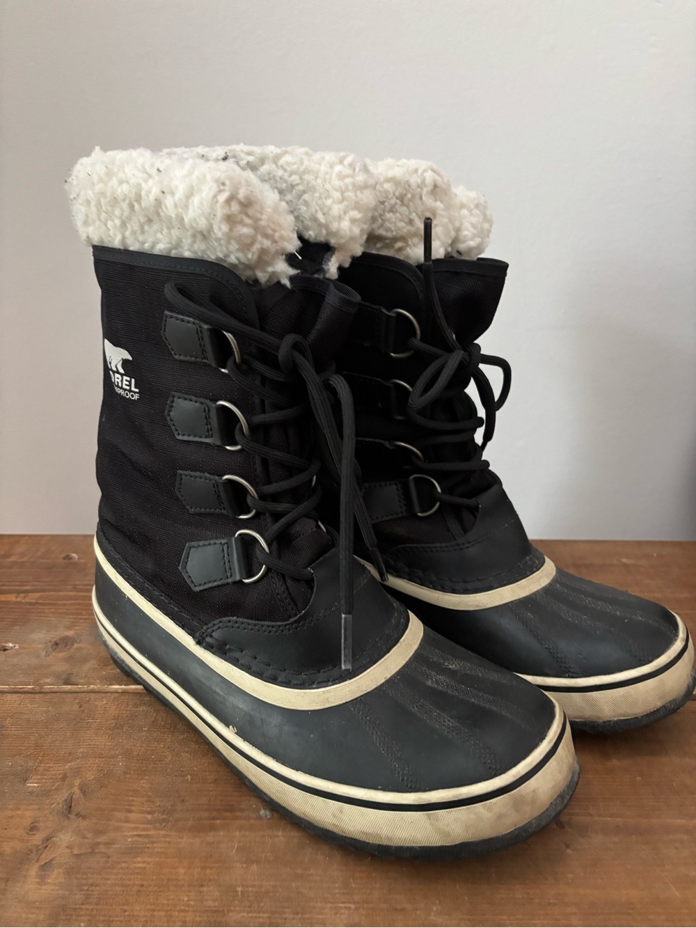 Women’s Sorel Black and White Sherpa-Trim Winter Snow Boots Size 9